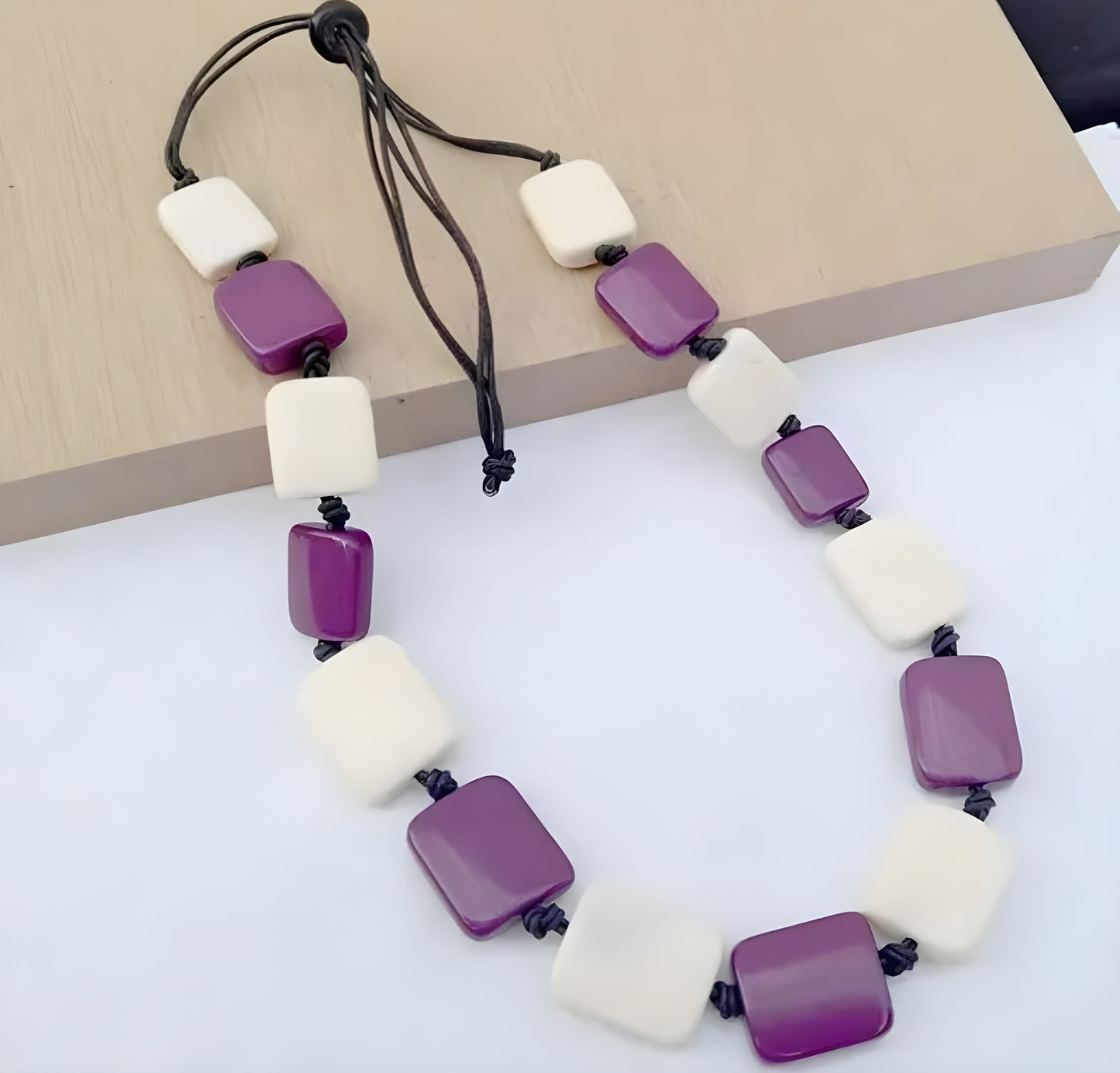 Vintage-Inspired Stone Bead Necklace – Stylish and Timeless Jewelry for Women